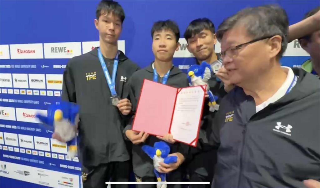 世大運(影)／太扯！中國出「奧步」硬搶台灣隊奪銀賀電 署長鄭世忠痛批：野蠻行為