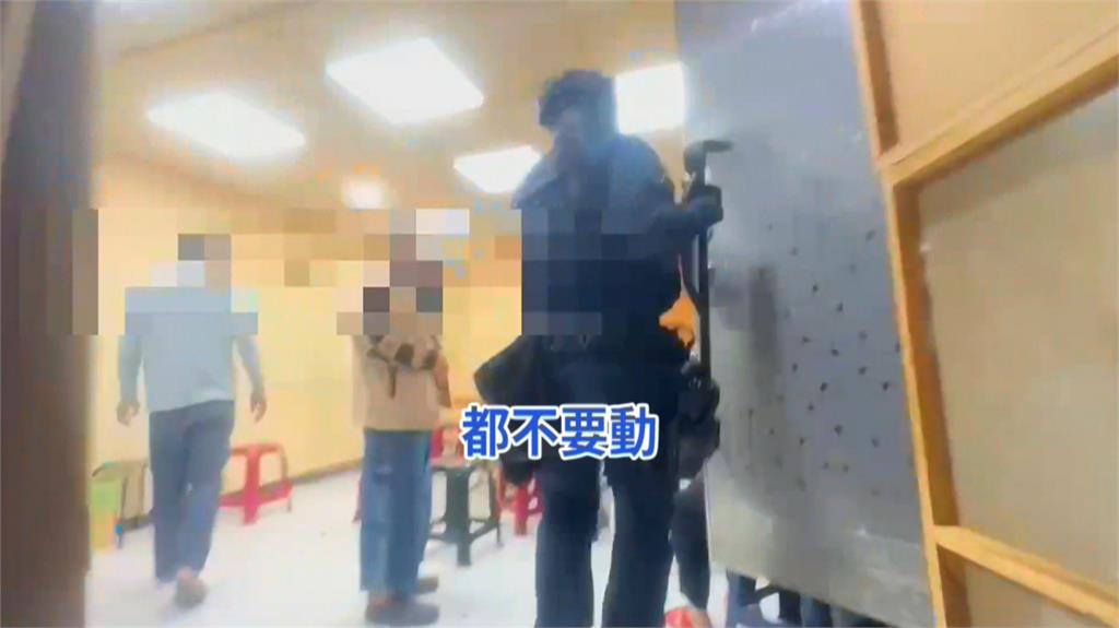 楠梓一賭場藏在小吃部二樓 以象棋為賭具 警攻堅嚇用餐客人...逮到26人