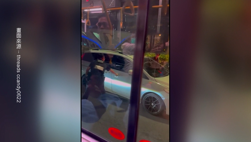 海景第一排！　警車陣中舉槍追捕　公車乘客現場直擊「電影場景」