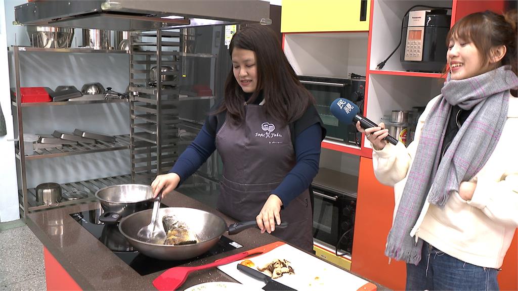 議員慶龍年!邱婷蔚煮「魚躍龍門」 翁震州製作「台式馬卡龍」