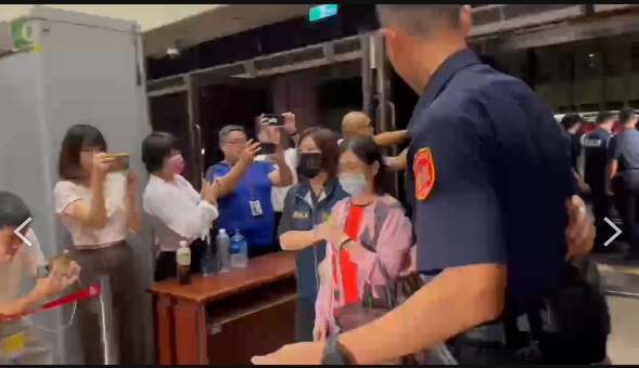 快新聞/彭振聲夫婦遭訊問逾10 hrs!深夜移送北檢複訊 被問轉汙點證人不發一語