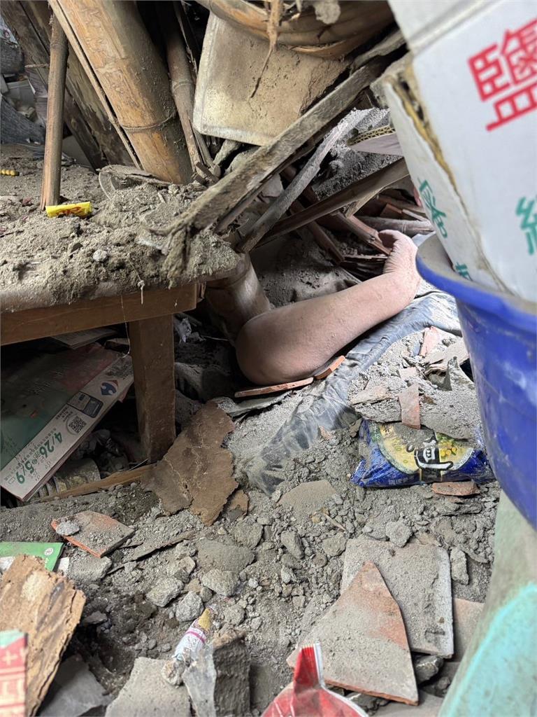 快新聞/人在家中坐「屋頂垮下來」! 彰化和美老平房屋頂崩落1人受傷