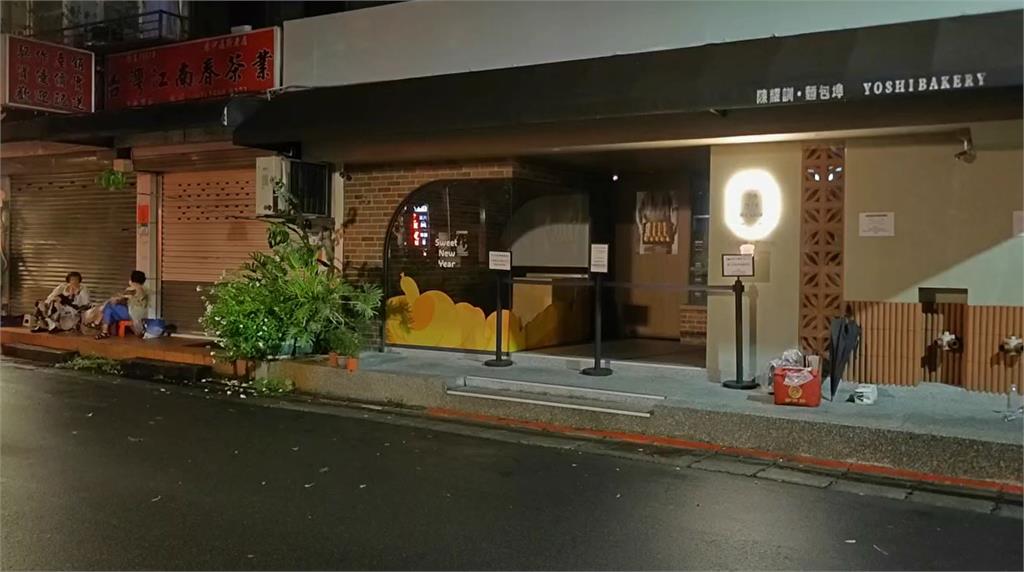 獨家／這不是演唱會！徹夜排隊搶陳耀訓蛋黃酥　2名老婦人推擠跌倒