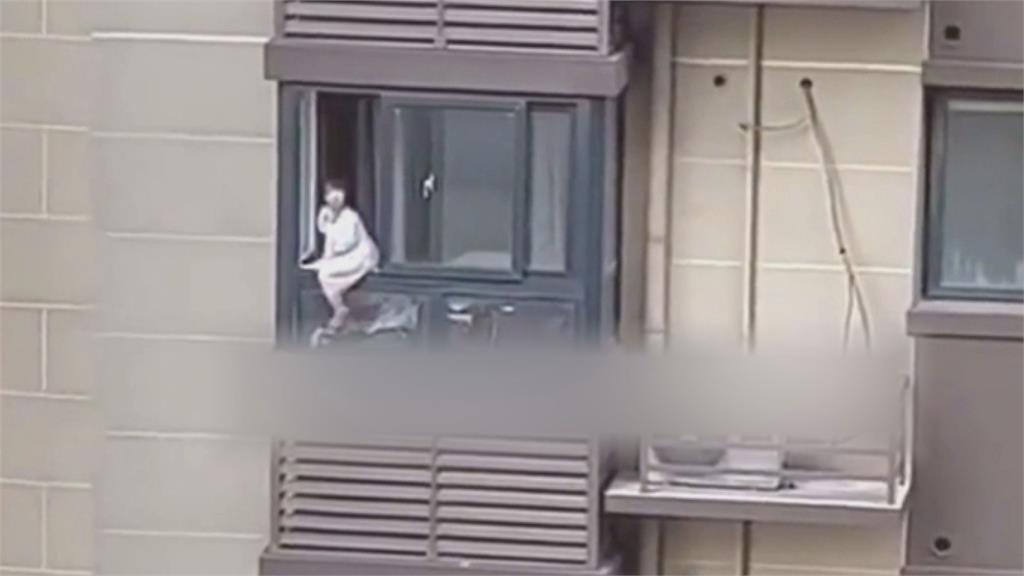 驚悚瞬間險墜樓!貪玩女童爬窗10層樓高 熱心女「河東獅吼」救人一命
