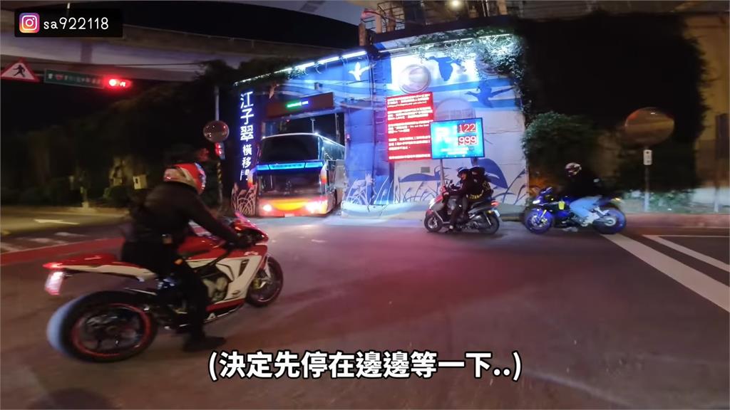 駕照雞腿換的？遊覽車堵入口釀塞車　司機突倒退嚕騎士嚇：差點被壓成餅