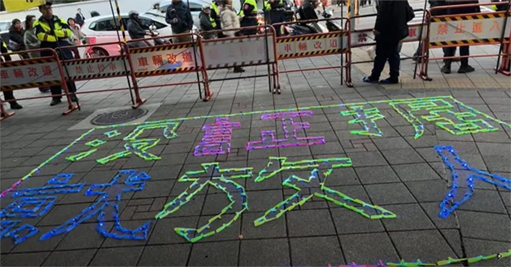 柯文哲案接押庭召開!小草北檢集結喊「放人」出事…警舉牌示意「行為違法」