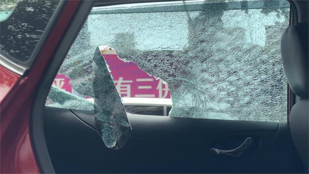 疑臨停擋車庫！控孕車主留電話沒人接　屋主氣炸「徒手砸破窗」