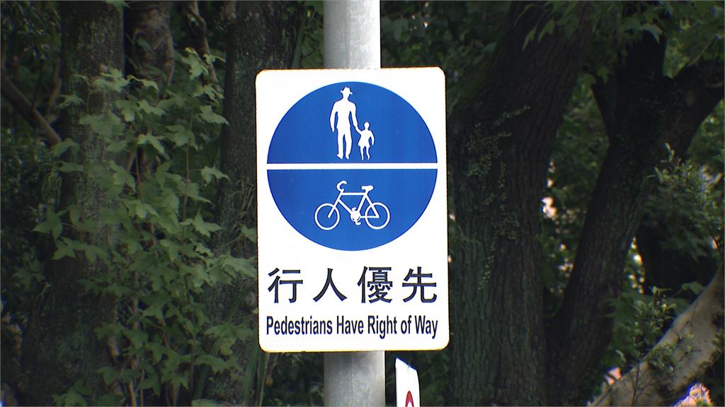 北市警車遭直擊未禮讓行人！　民眾PO網大酸：抓賊先做賊？