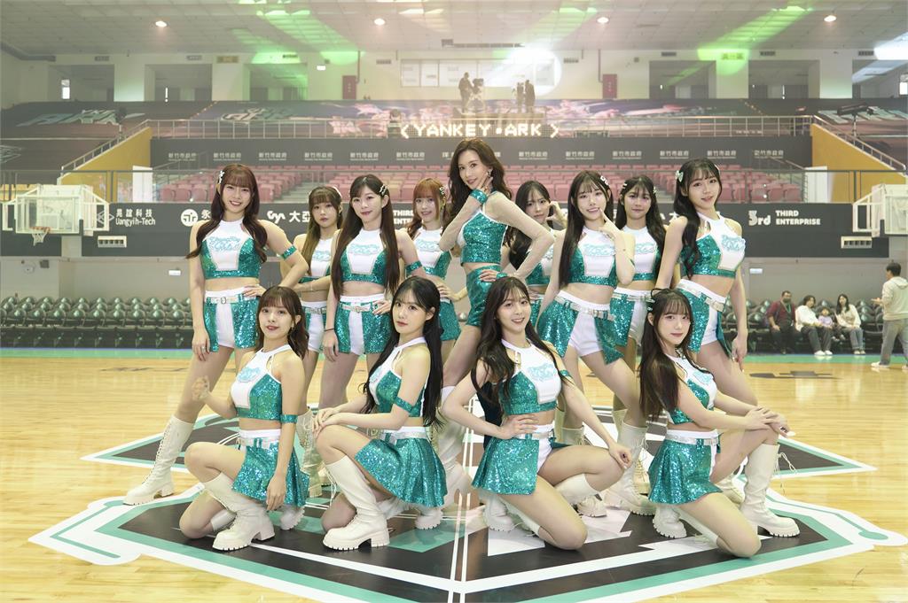 女神球場助攻！　林志玲合體「韓籍三皇」應援籃球賽開幕戰