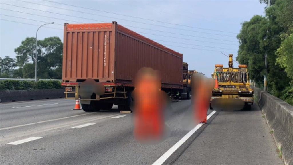 國1聯結車貨櫃脫落卡車道! 駕駛急閃險象環生