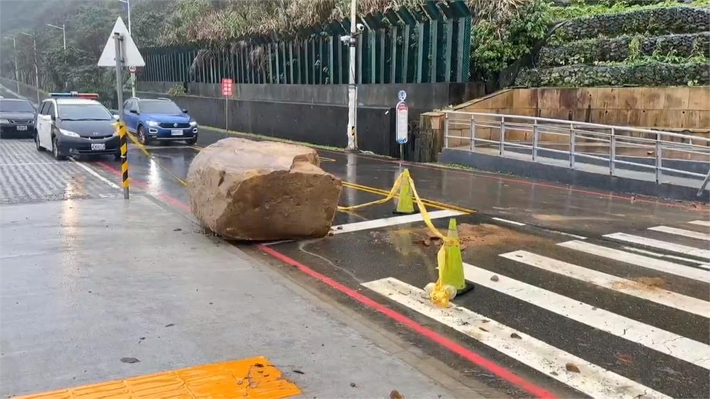 比車還大！基隆外木山湖海路5噸巨石崩落險砸車