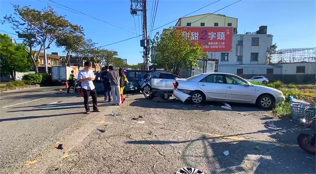 快新聞/嚇壞!台1縣彰化花壇段事故 轎車「保齡球式」狂撞10車...