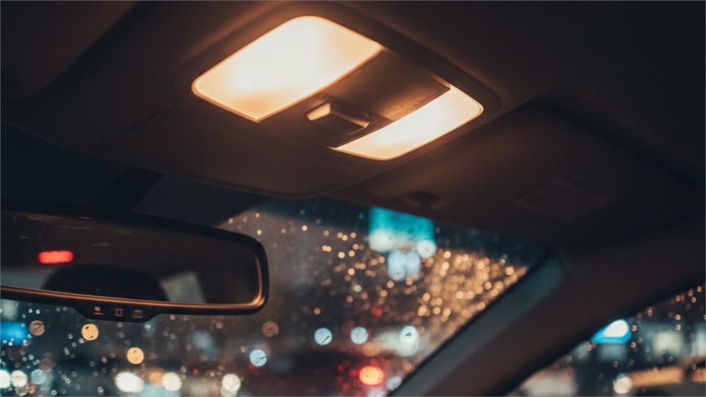 他車上「做1舉動」常被爸媽激動大罵！萬人網友共鳴：長大了陰影還在…