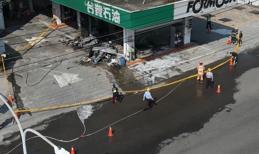轎車直撞加油站成「烈火飛車」！　驚悚畫面曝光　