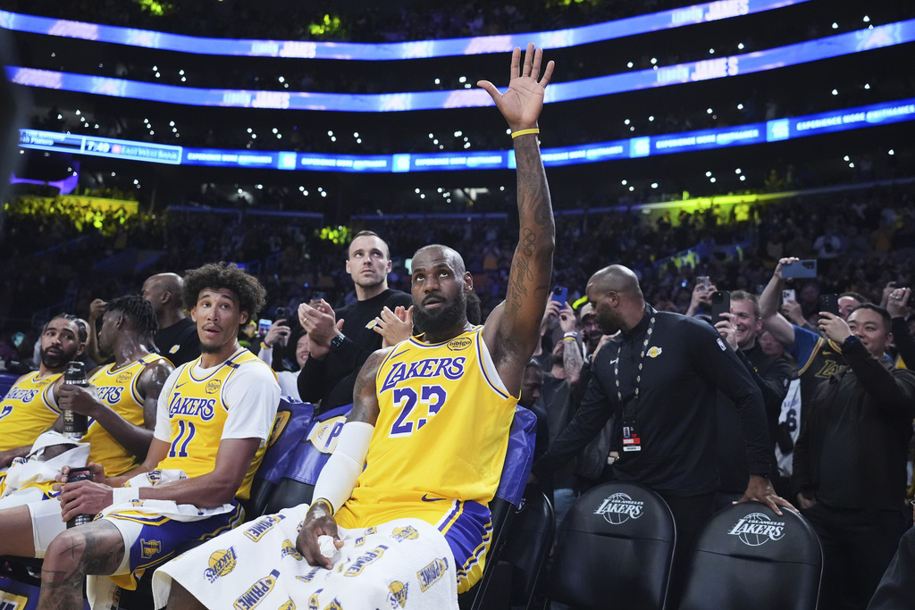 NBA(影)/詹皇用3分球開張! 成史上首位例行賽+季後賽得分破5萬分球員