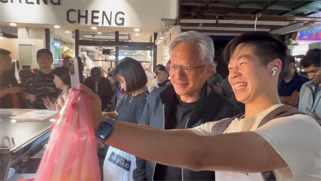 黃仁勳現身通化夜市! 民眾、店家搶拍合照