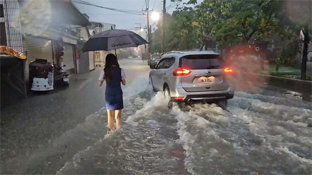快新聞/雨彈來襲!台南南區積水20公分 馬路化身「小河」