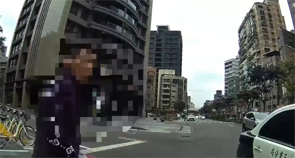 快新聞/不滿只有自己被開單 男攔住警車怒吼:為什麼不開那台!我檢舉你