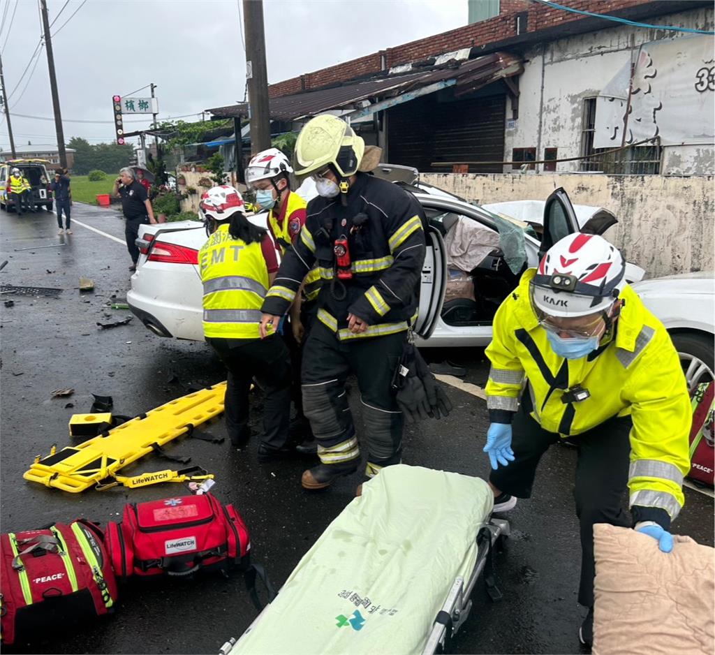最新／桃園轎車對撞聯結車1死3命危　車身撞爛畫面曝