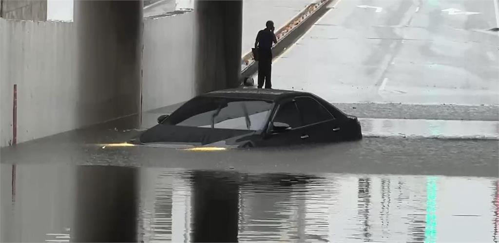 影／雨彈襲苗栗！父揹兒子「涉水前行」送上學…淹到小腿肚她嘆：誰來幫忙？