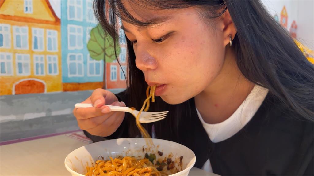 暗黑料理！超商開賣「維力炸醬巧克力拌麵」　民眾實測：好甜