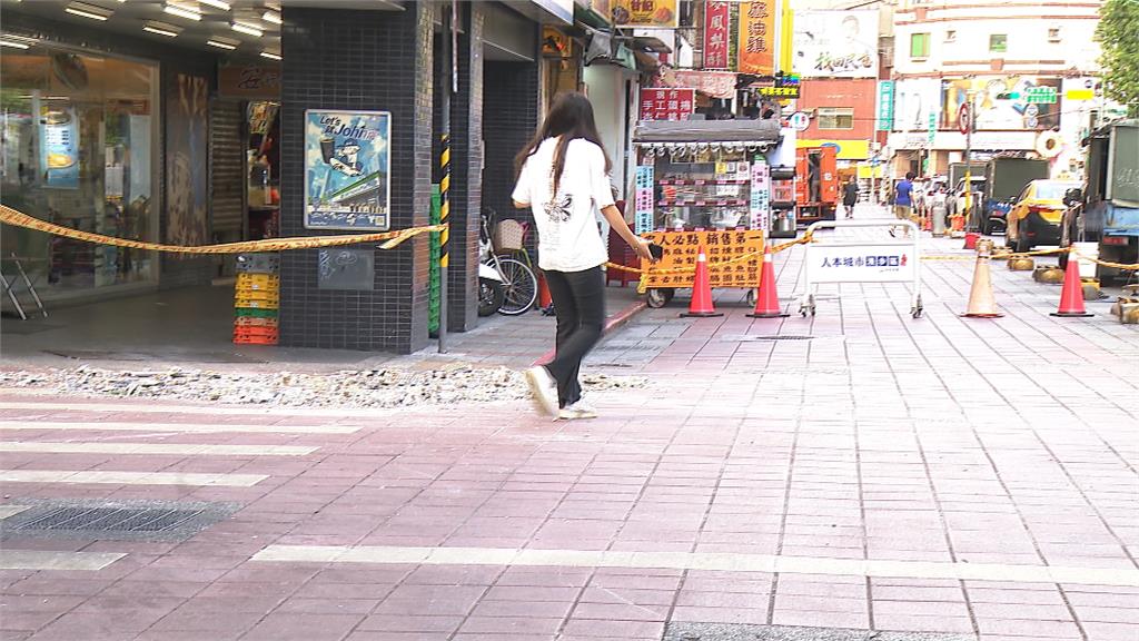 驚險！寧夏夜市公寓「大量磁磚掉落」　物流車慘遭波及