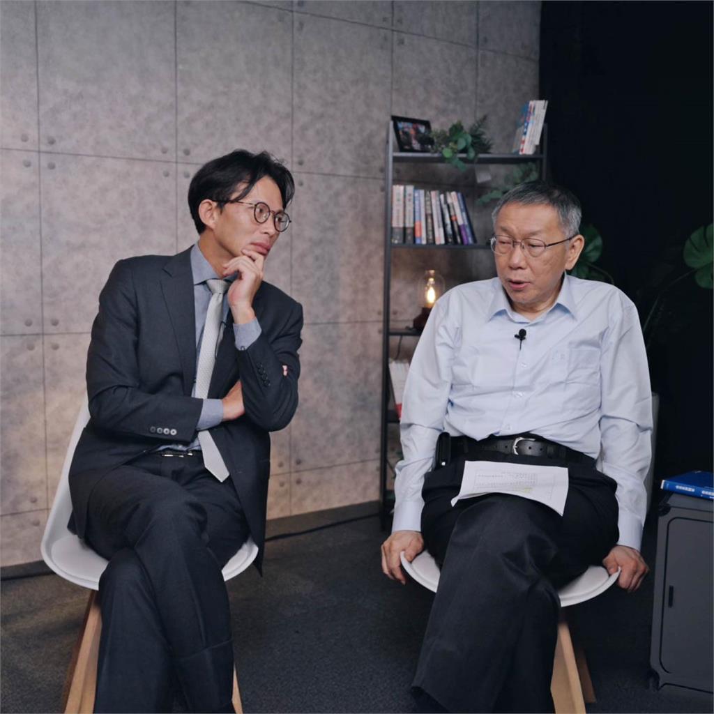 黃國昌突貼柯文哲合照喊：我準備好了！網酸：準備好一起進土城？