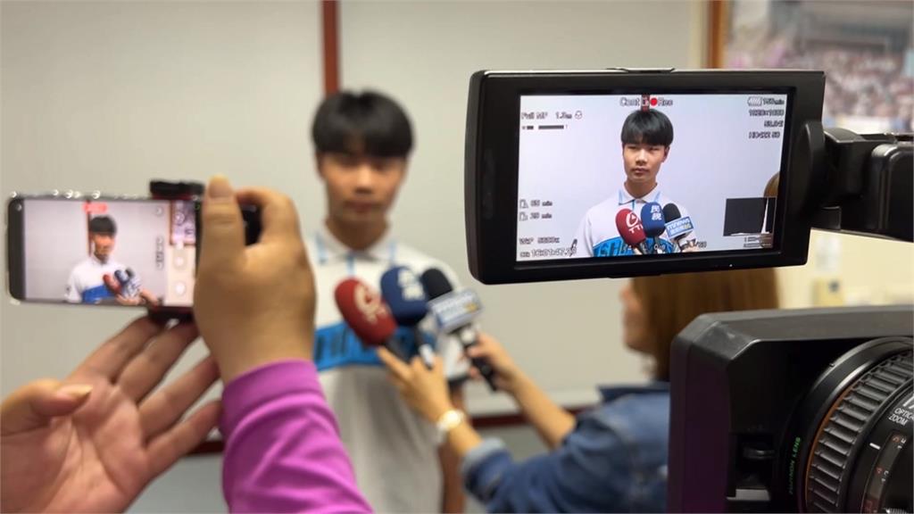 披著「制服」的英雄! 車多婦人不敢過 高一生霸氣肉身擋車