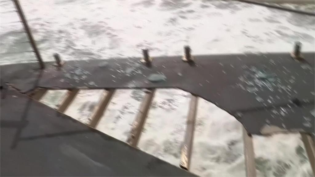 澳洲雪梨邦迪海灘捲6公尺巨浪 游泳池地板破大洞