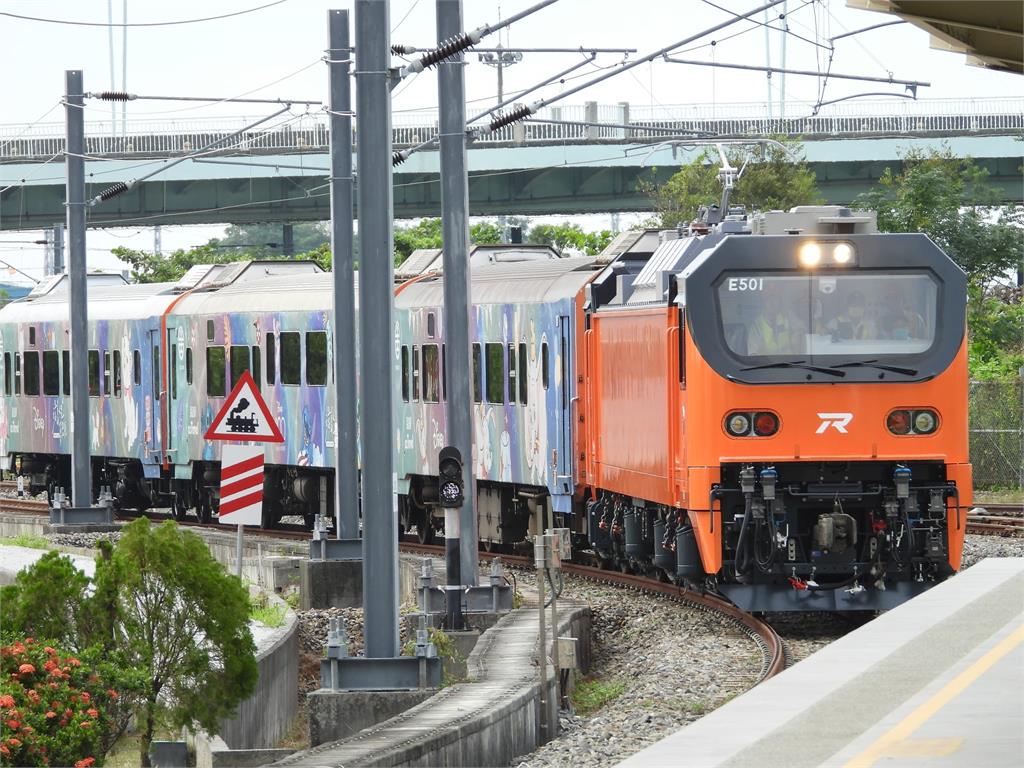 快新聞/E500型電力機車正式亮相 台鐵:「十年購車計畫」重要里程碑