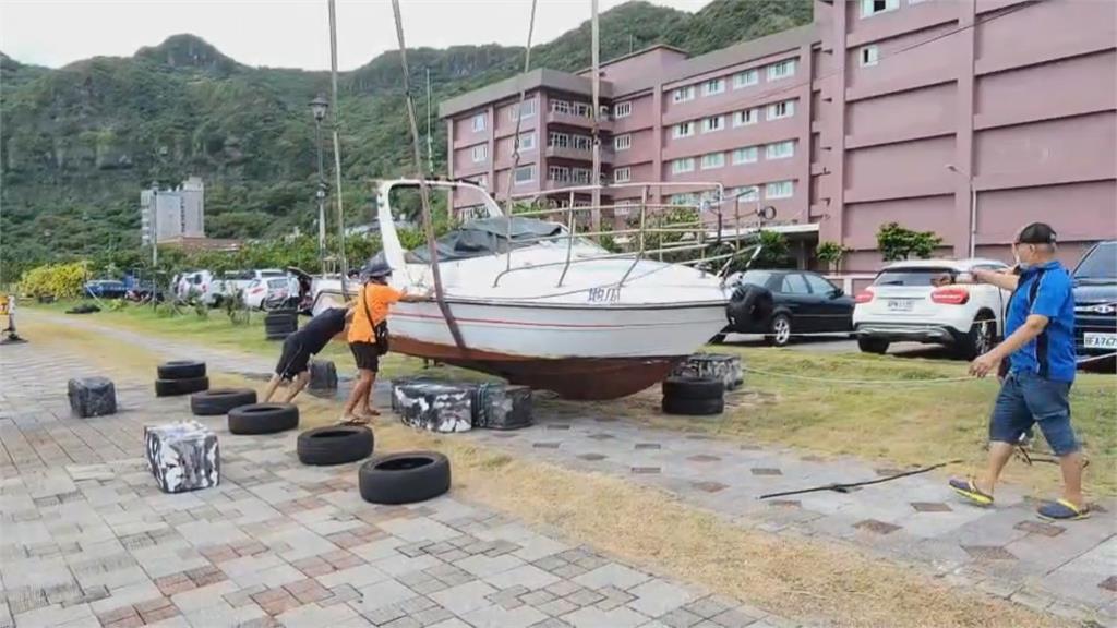 「璨樹」來勢洶洶　業者緊急吊掛遊艇上岸躲颱風