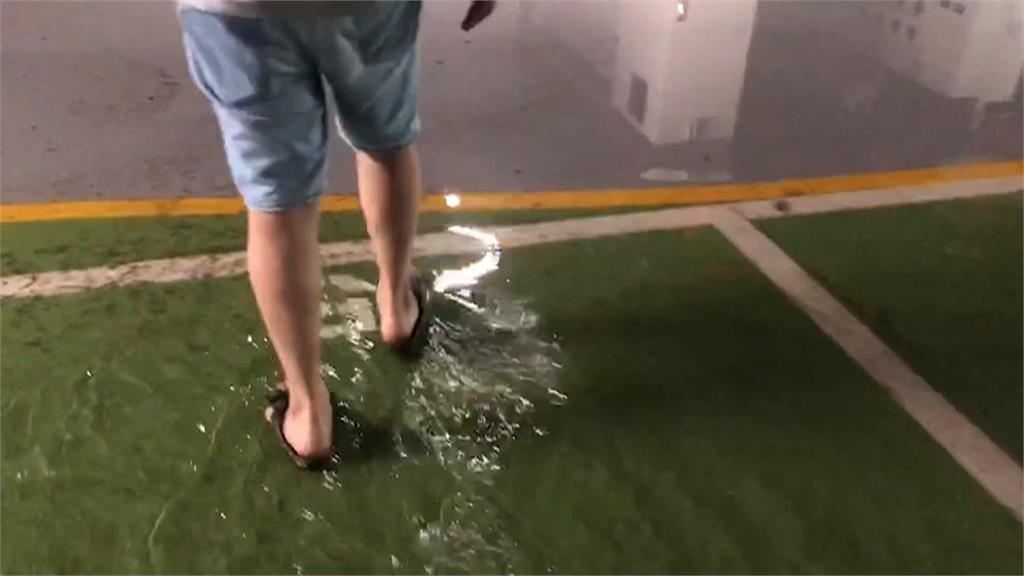 大雷雨炸台南！安平大樓地下室淹水　住戶急移車