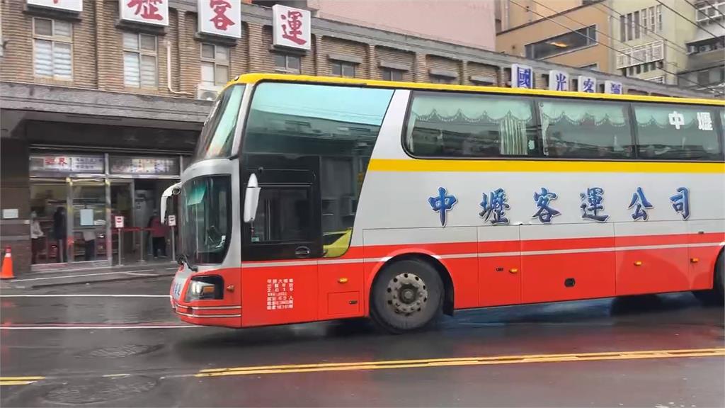 危險！　中壢客運司機「邊開車邊玩手遊」　　離譜行徑全都錄
