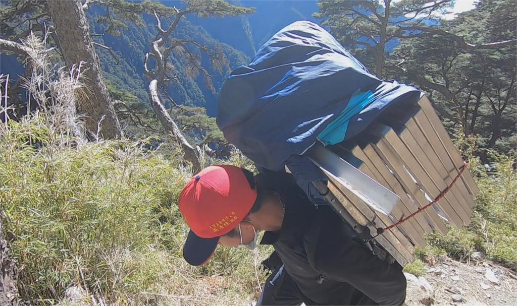 獨／「雲霧揹行者」堪稱山林超人　揹裝備、煮三餐、投入山難救援