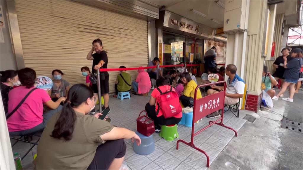 彰化蛋黃酥名店開放門市販售 排隊人龍綿延逾500米