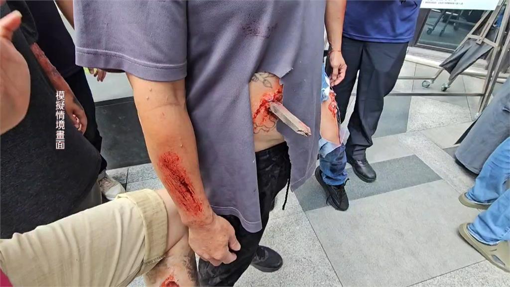 台中室內樂園模擬氣爆超逼真！　義消扮傷者「化受傷妝」上陣