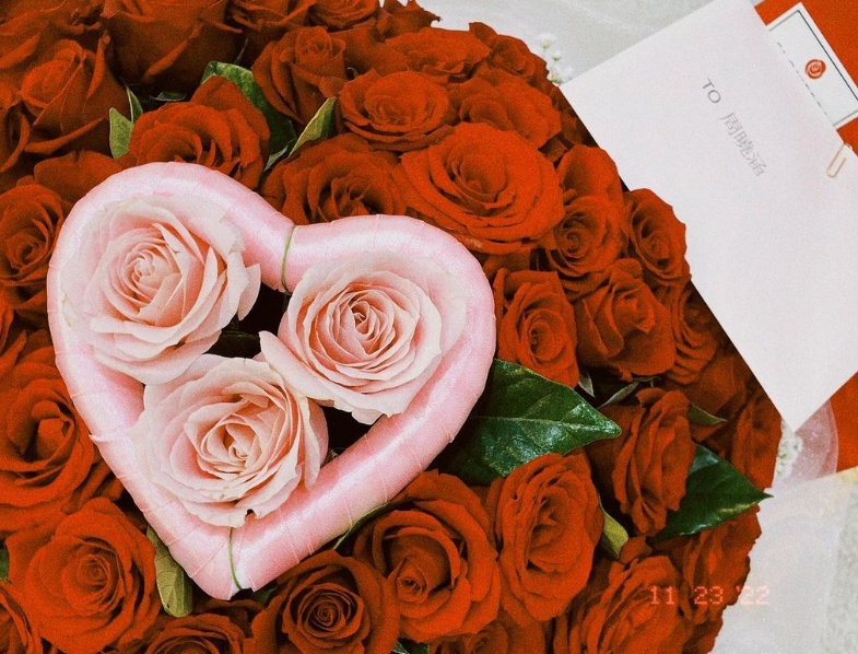周曉涵喜收99朵紅玫瑰要嫁了？嬌喊「挺浪漫的」網狂刷一排：恭喜！