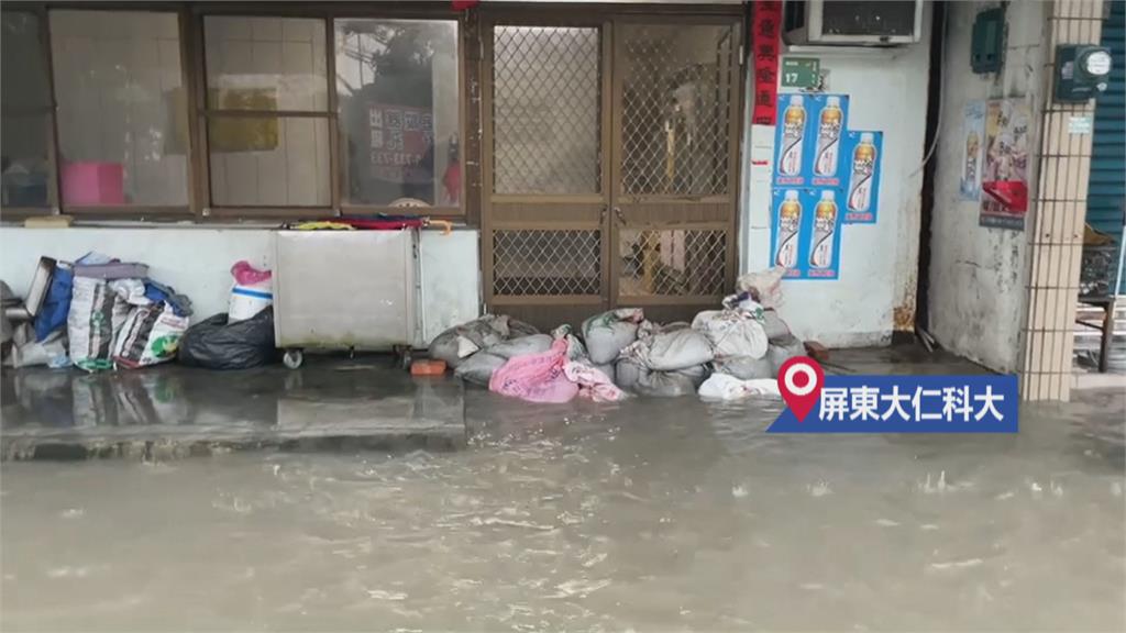 屏東大仁科大驟雨急淹 騎士只能牽車慢慢走