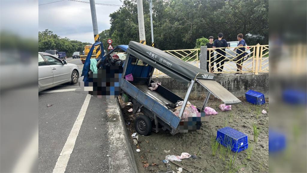 屏東崁頂死亡車禍 貨車猛撞小客車 一度受困 傷重不治