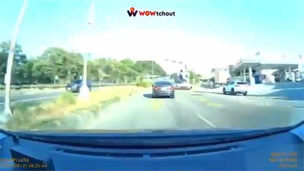 誇張!沿路逼車險撞 男突路中下車「插腰比YA」