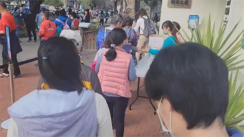 太誇張! 屏東縣府歡慶元宵免費發放「光光兔」小提燈 竟被轉售