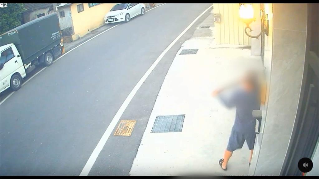 惡鄰居! 嫌持木棍猛砸鐵門 男屋主反抗腹部遭打