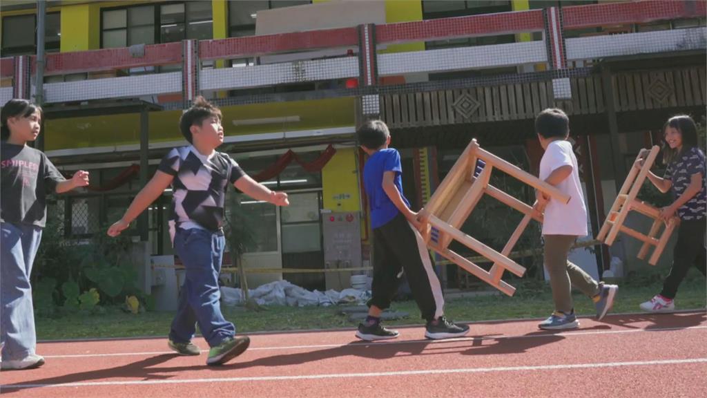 浴火重生國產材「柳杉」　搖身一變國小課桌椅