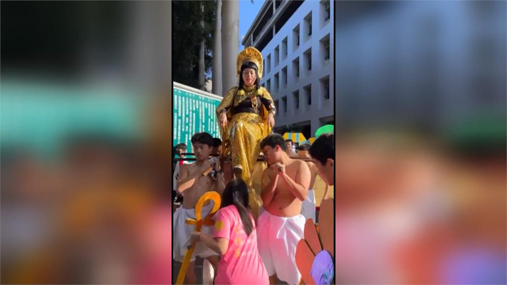 紅了！女教師校慶扮「埃及豔后」登場　網封：最強進場秀