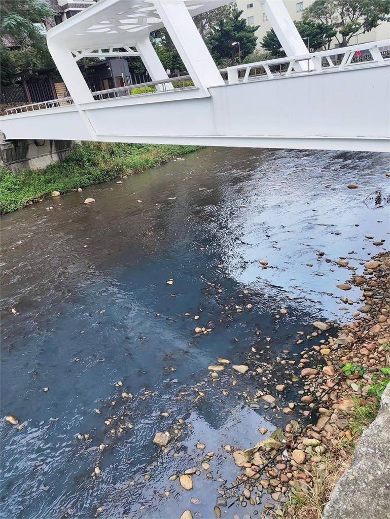 桃園大坑溪遭白色泡沫污染 台茂購物中心嫌疑重大