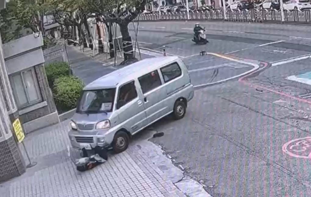 快新聞／清晨酒駕直衝校門口！台中科大職員遭撞飛　監控畫面曝光
