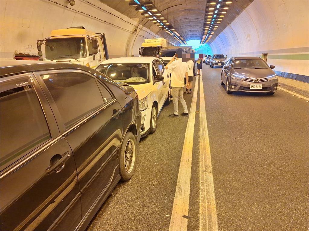 快新聞/8車連撞!連假首日中寮隧道車禍 疑「這原因」釀禍