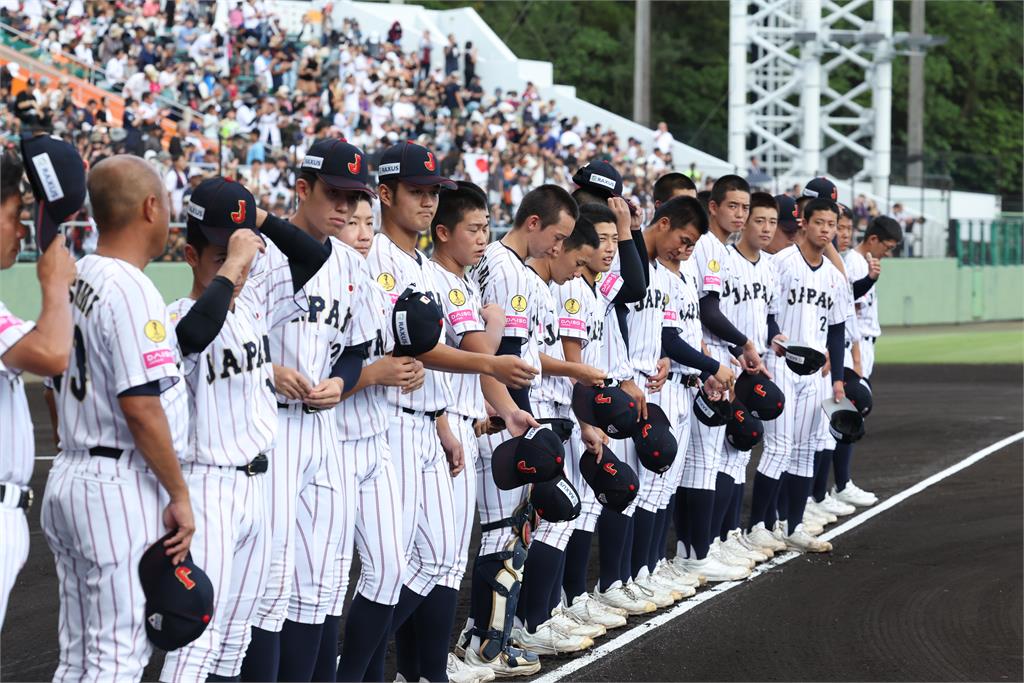 棒球/超越勝負的禮儀風範!U18日本「銀恨」後幫美國「撿垃圾」獲滿場掌聲