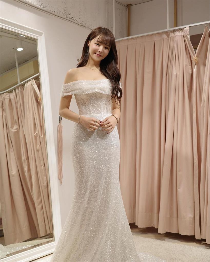 元元披絕美白紗「葫蘆曲線」秒現形!甜喊「可當你老婆?」百萬粉暴動