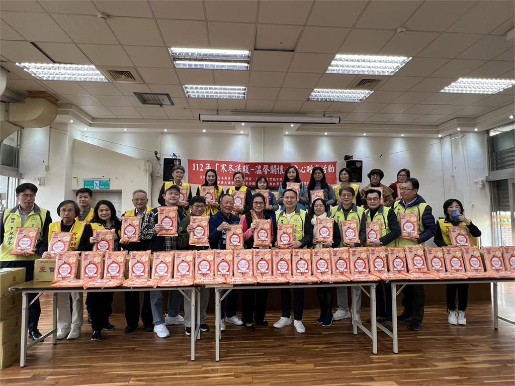 寒冬送暖 國民黨立委費鴻泰贈米做公益